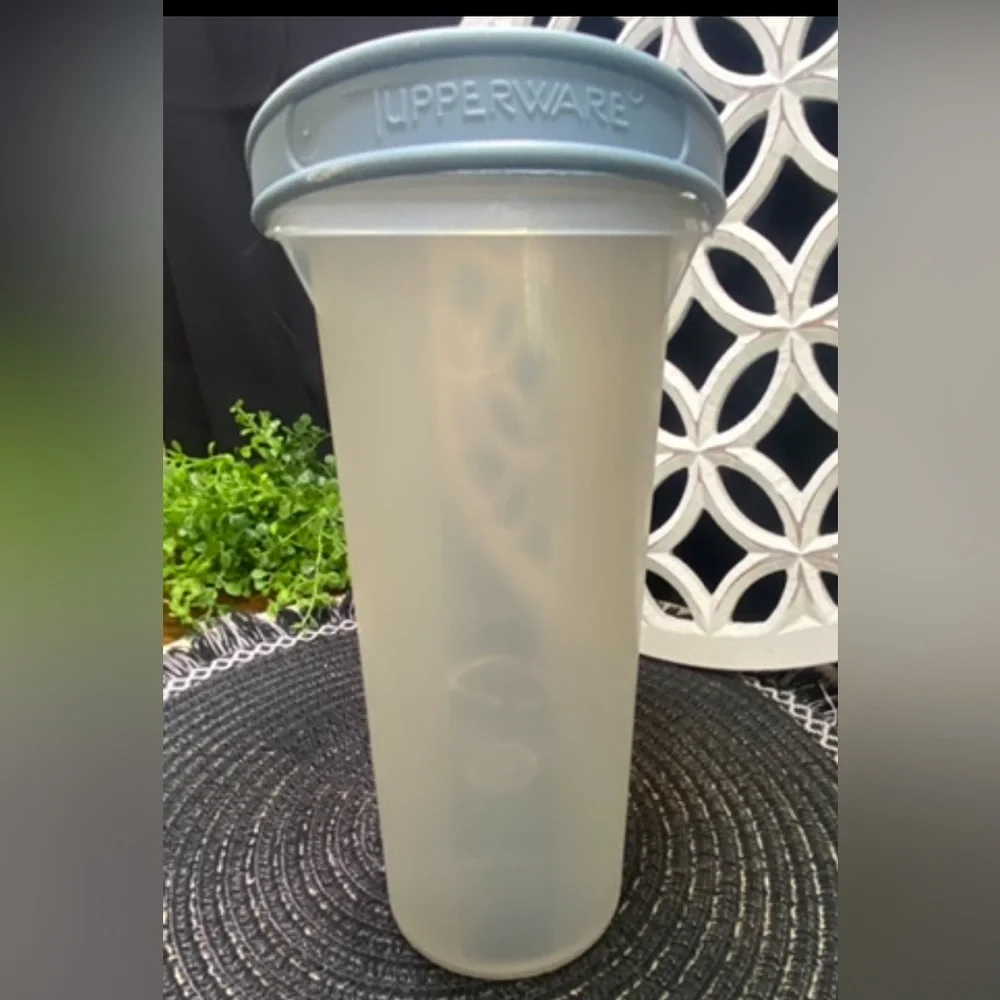 Vintage~ Tupperware Beverage Buddy 2 QT‎